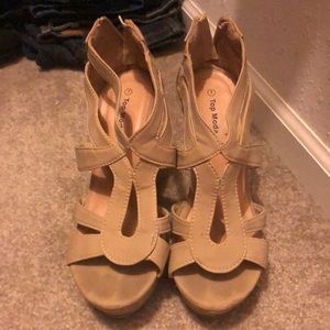 Nude wedge